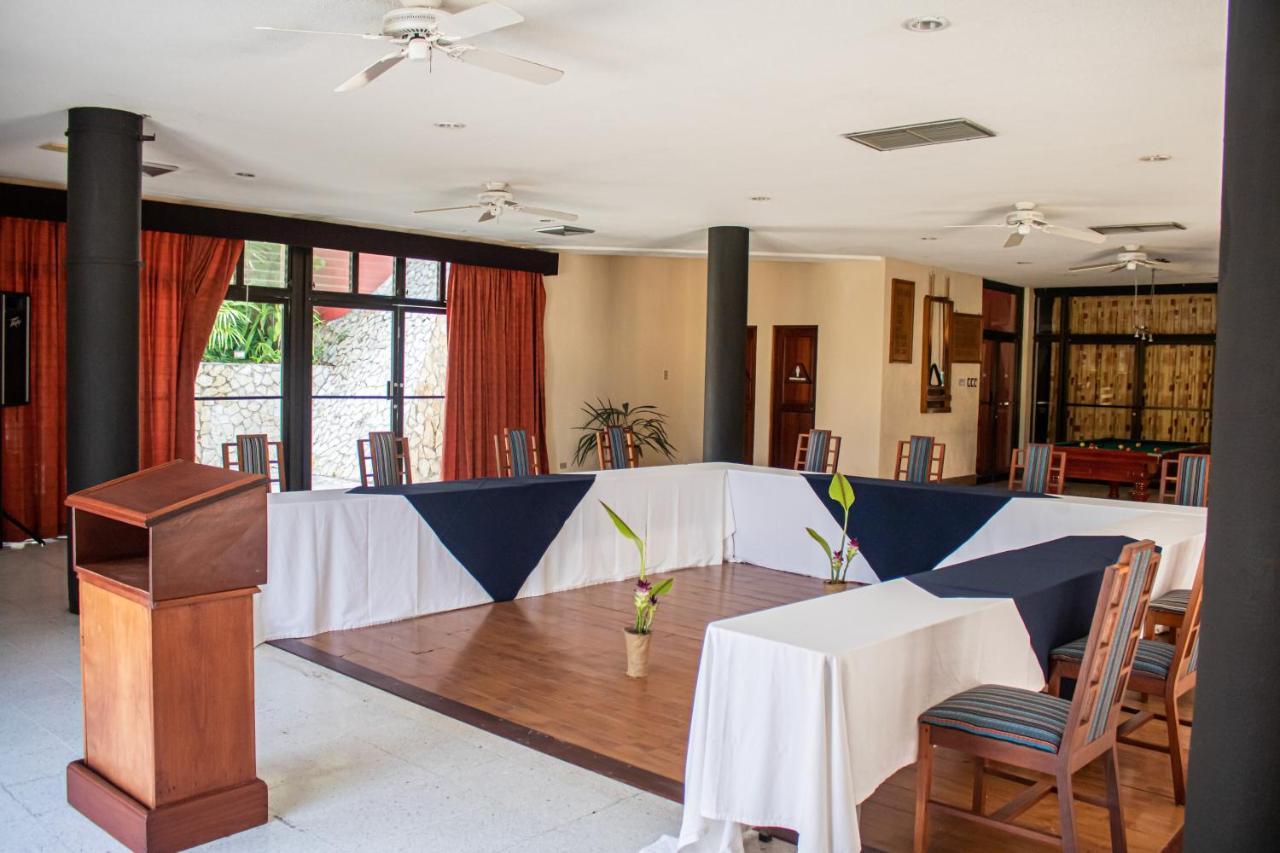 Camino Real Tikal‎ Hotel Ел Ремате Екстериор снимка