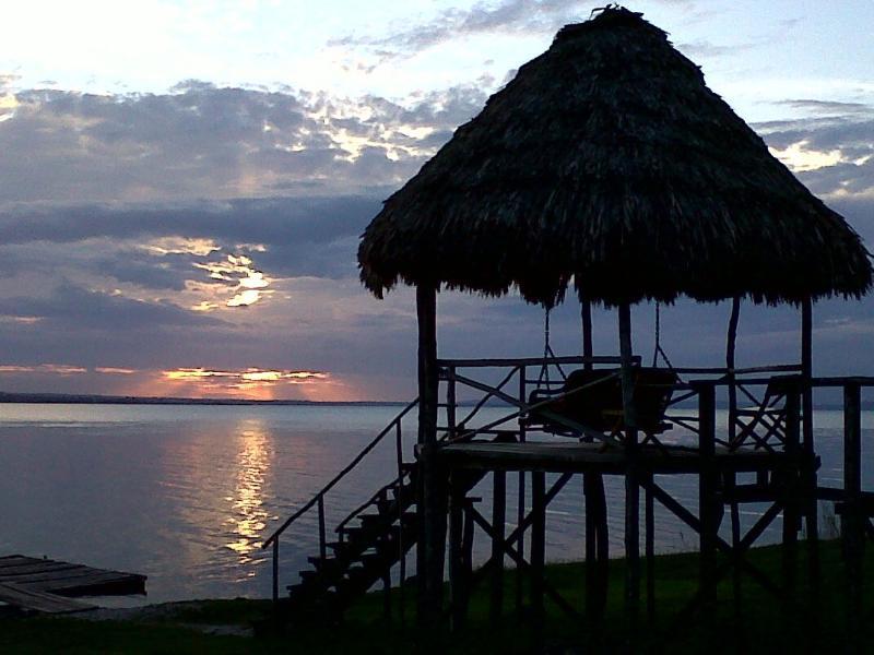 Camino Real Tikal‎ Hotel Ел Ремате Екстериор снимка