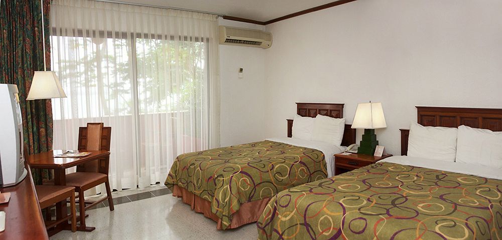 Camino Real Tikal‎ Hotel Ел Ремате Екстериор снимка