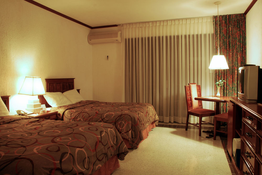 Camino Real Tikal‎ Hotel Ел Ремате Екстериор снимка
