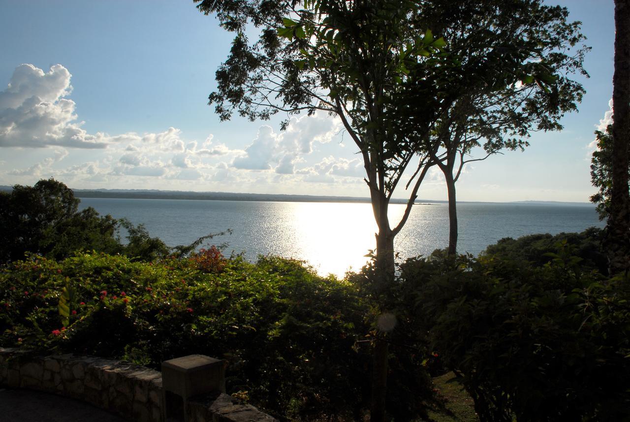 Camino Real Tikal‎ Hotel Ел Ремате Екстериор снимка