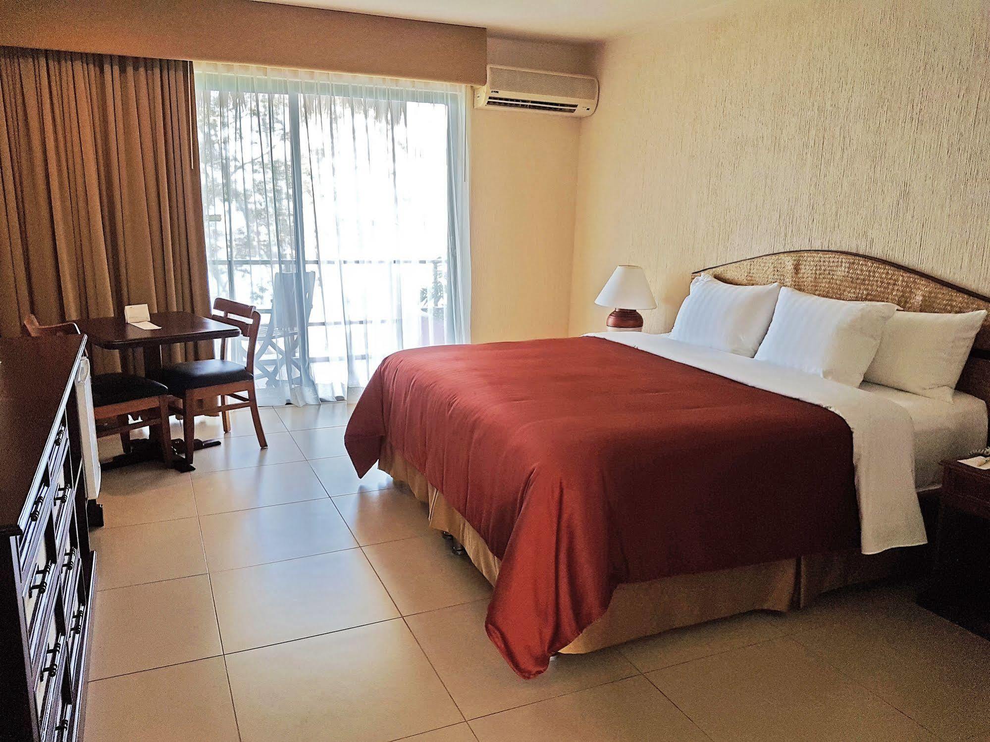 Camino Real Tikal‎ Hotel Ел Ремате Екстериор снимка